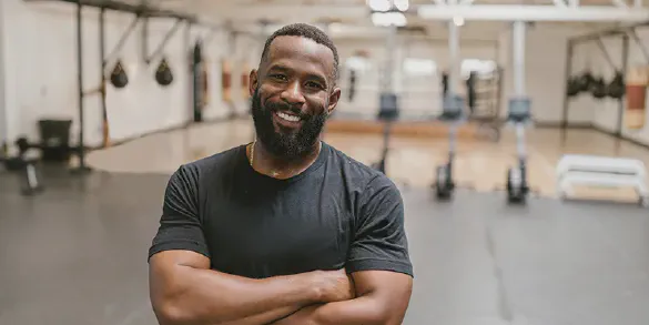 Professionnel heureux de son site web